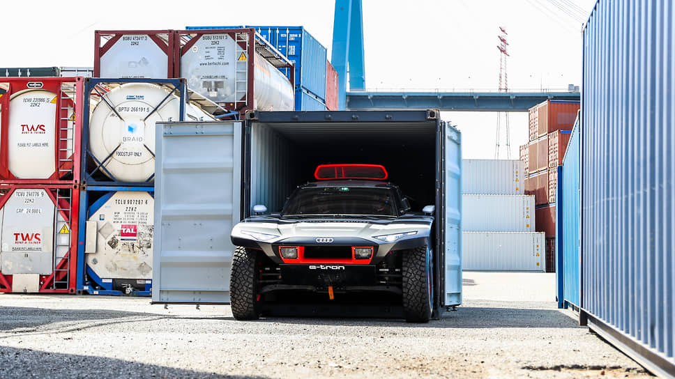 Audi RS Q e-tron выезжает из контейнера, чтобы принять участие в саммите FUTURE MOVES в рамках фестиваля OMR в Гамбурге