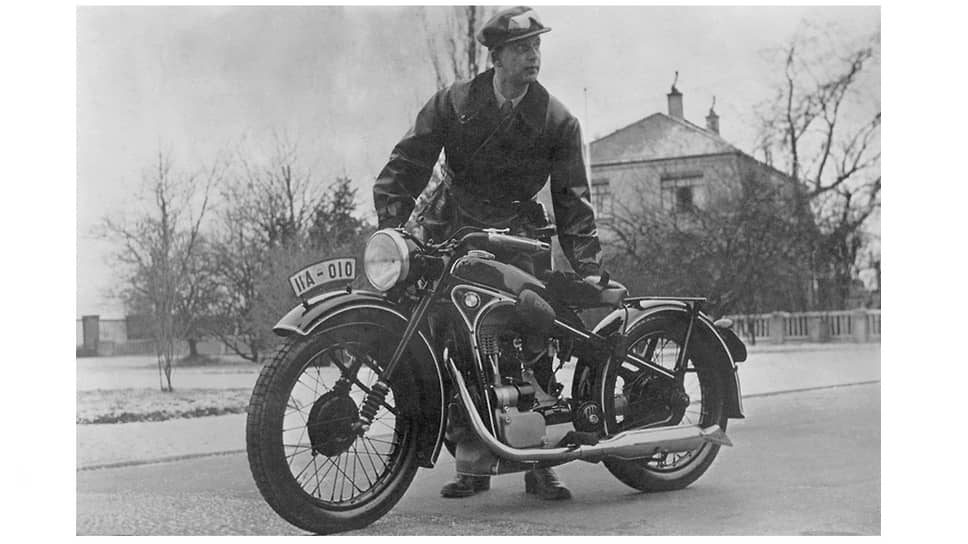 Мотоцикл BMW R35 c одноцилиндровым 342-кубовым мотором мощность 14 л.с., выпускавшийся с 1937 по 1940 год