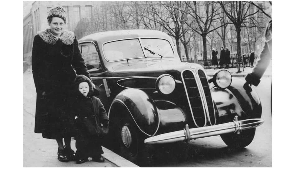 BMW-321 на улице одного из советских городов