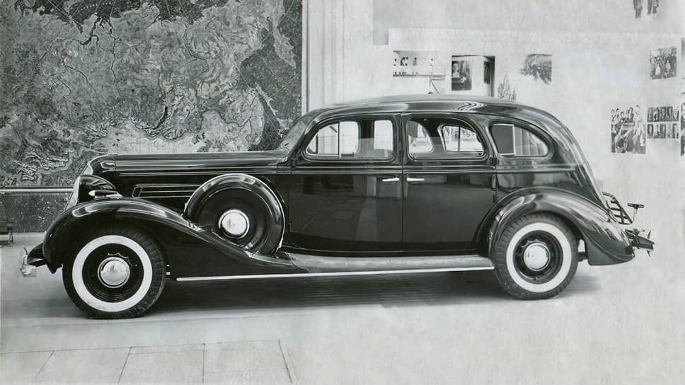 Лимузин ЗИС-101 на Всемирной выставке в Париже в 1937 году, где он экспонировался вместе с седаном ГАЗ-М1 — это были две единственные на тот момент советские легковые модели. Автомобили из СССР в Париже приняли без особой радости, особенно русские эмигранты. Газета «Возрождение» написала тогда: «Два автомобиля, выставленные в советском павильоне не представляют сами по себе никакого технического интереса, являясь копиями “Форда” устаревшей уже модели: нет независимой подвески колес и прочего». Упомянула газета даже про «гайки, затянутые как попало с болтающимися кое-где шайбами»