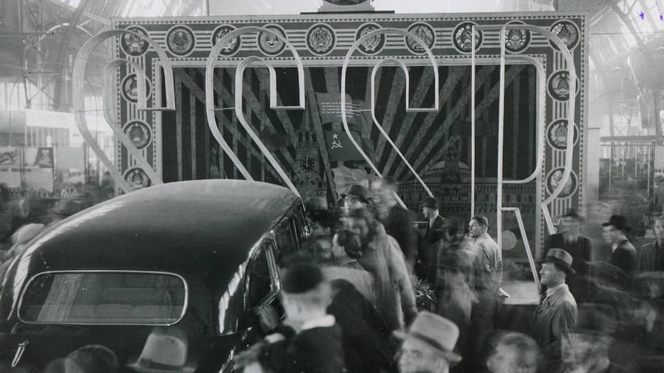 Посетители Международной ярмарки в Праге облепили правительственный лимузин ЗИС-110 — флагман советского автопрома, ставший первой серийной послевоенной моделью в СССР. Ярмарка прошла в столице Чехословакии в 1946 году. В первые послевоенные годы СССР показывал свои машины преимущественно в странах социалистического лагеря, а также дружественных государствах