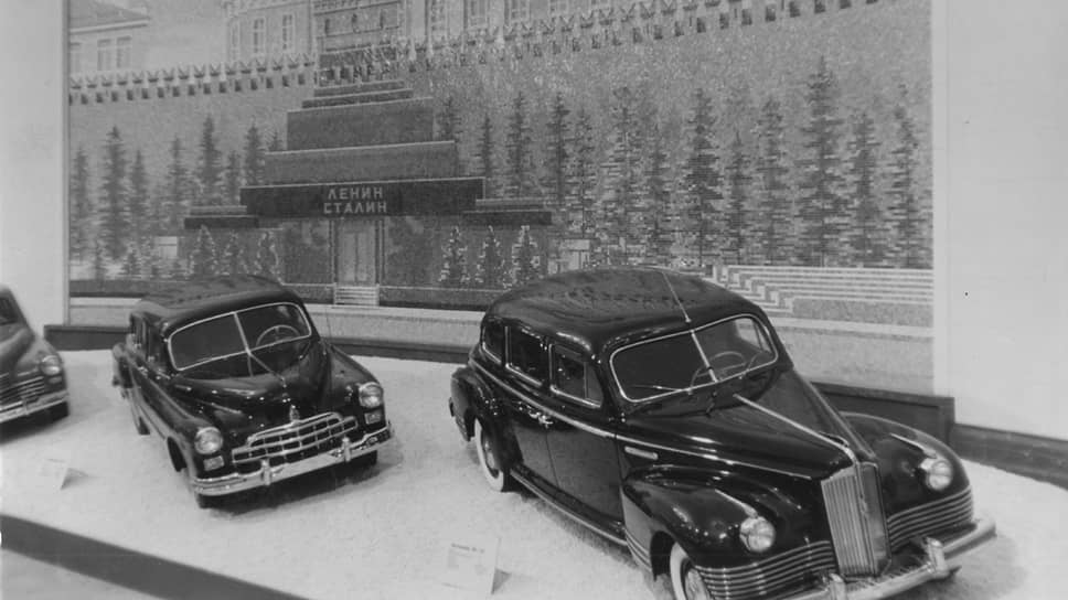 Выставка в Лейпциге, 1955 год. На фоне мавзолея — почти полный легковой модельный ряд СССР: ГАЗ-М20 «Победа», ЗИМ и ЗИС-110. Не хватает только «Москвича», но с этой копией немецкого Opel Kadett образца 1938 года советская сторона пусть даже и в ГДР решила не срамиться. 