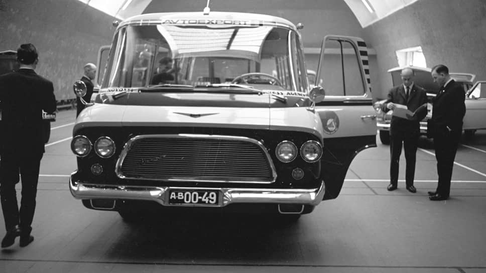 ЗИЛ-118 «Юность» на выставке в Осло в 1965 году. Стильный и комфортабельный автобус был создан в 1961 году на базе лимузина ЗИЛ-111 и поштучно собирался до девяностых годов. Иностранцам нравился ЗИЛ-118, а посетивший СССР автомобильный магнат Генри Форд II даже хотел купить лицензию на его производство, но что-то у него или у СССР не получилось