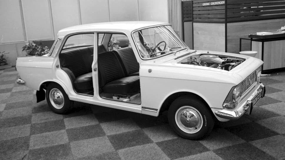Автосалон в Амстердаме в феврале 1971 года. Советский «Москвич-412» представлен как Scaldia 412LS — по имени фирмы-экспортера автомобилей из СССР в страны Бенилюкса: Бельгию, Нидерланды и Люксембург. «Москвич» представлен без дверей, чтобы оценить вместимость салона, и без капота, поскольку главное достоинство модели — мощный 75-сильный мотор объемом 1,5 литра