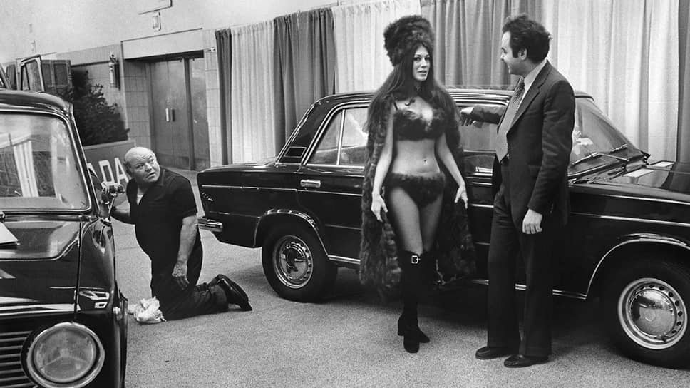 Подготовка советского стенда на нью-йоркском мотор-шоу 1973 года. Потенциальных покупателей автомобилей Lada собираются завлекать стендистками в мехах, хотя «копейке» с «трешкой» это не поможет — больших экспортных поставок в США не будет