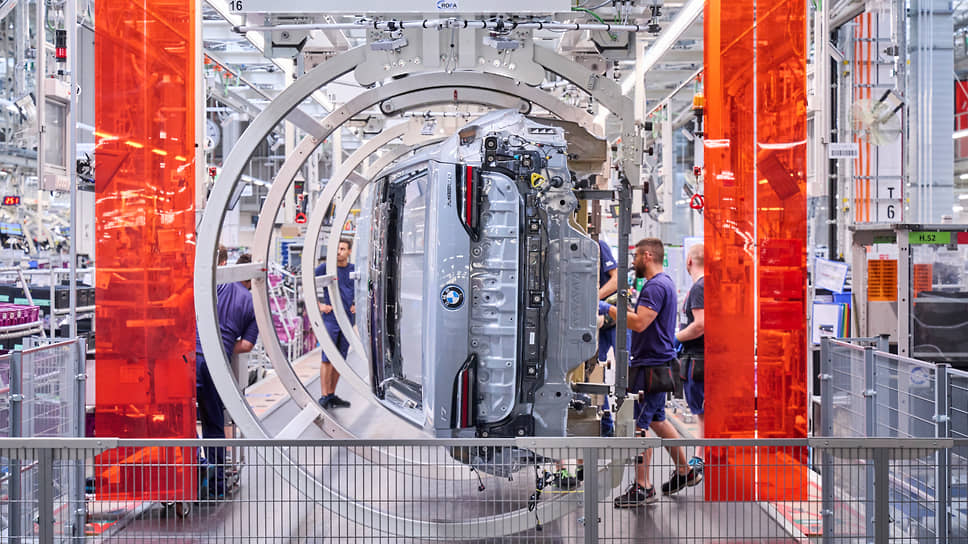 1 июля с конвейера завода BMW в немецком городе Дингольфинг сошли первые серийные автомобили новой BMW 7 серии, в том числе полностью электрические BMW i7