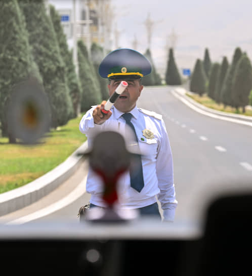 Сотрудник полиции во время регулировки дорожного движения