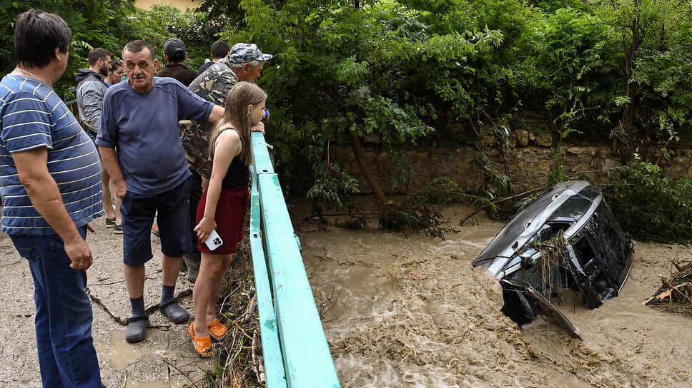 Последствия подтопления после проливных дождей в Крыму