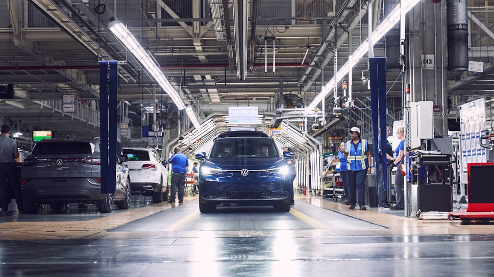 Volkswagen начал сборку полностью электрического ID.4 на своем заводе в Чаттануге, штат Теннесси, США. Компания планирует выпускать до 7000 автомобилей в месяц уже в четвертом квартале 2022 года с целью дальнейшего увеличения производства в 2023 году