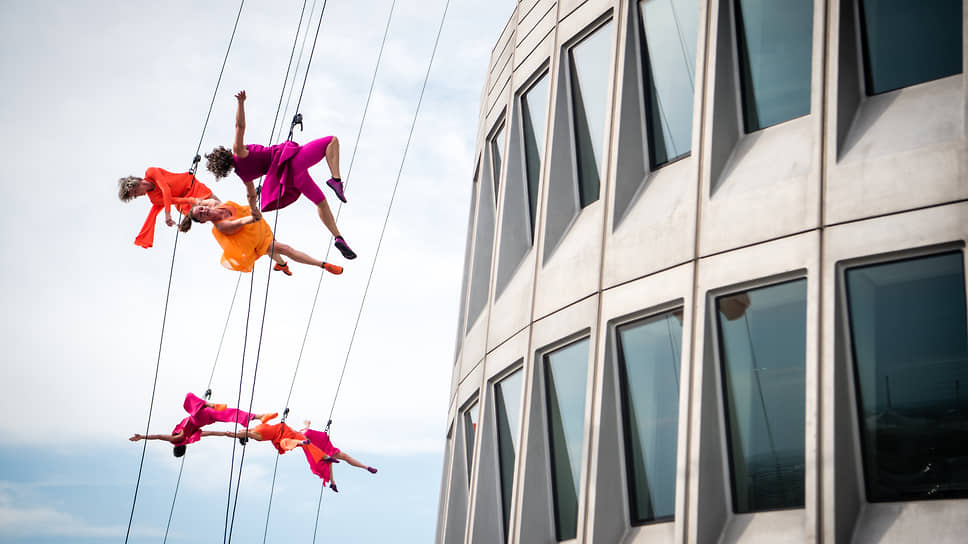 Танцевальная группа Bandaloop, сочетающая танцы со скалолазанием и альпинизмом, во время своего выступления в честь 50-летия постройки здания штаб-квартиры BMW, известного также как 4 цилиндра, являющегося одним из достопримечательностей Мюнхена
