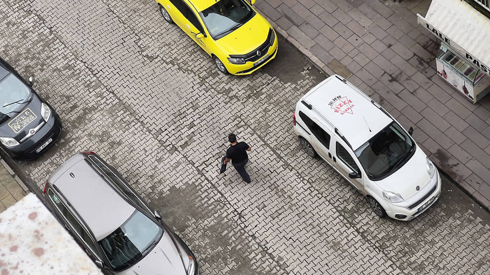 Припаркованные автомобили на улице города Хопа, Турция