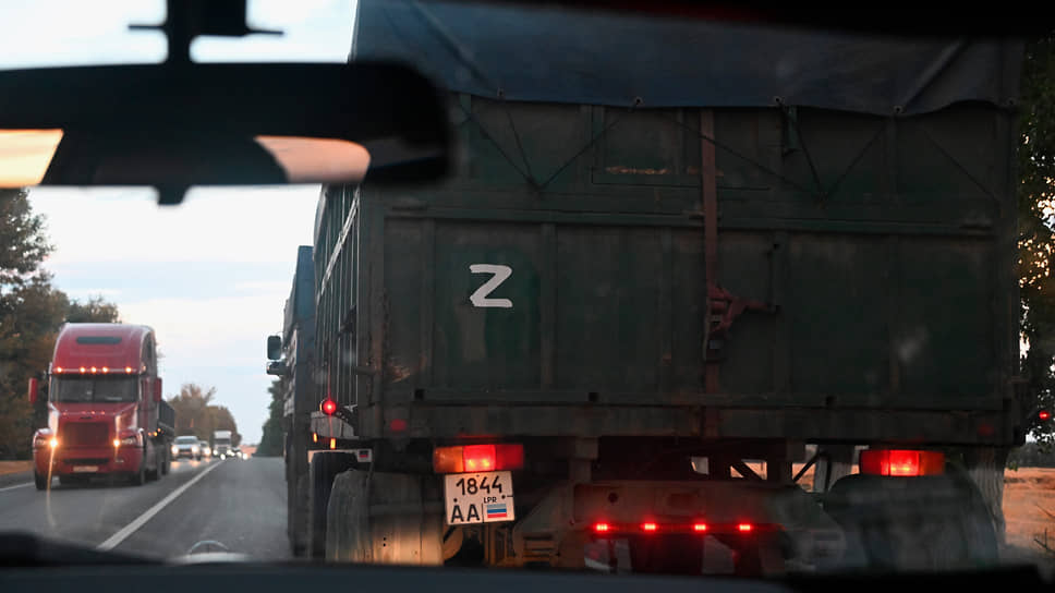 Военный грузовой автомобиль армии ДНР со знаком Z на кузове