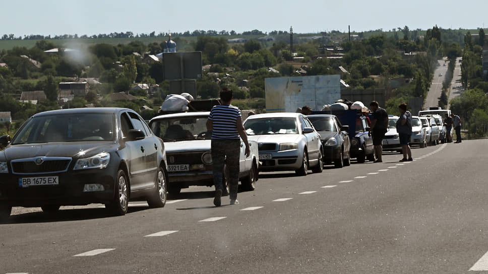 Колонна автомобилей, уезжающих на Украину, на границе ДНР