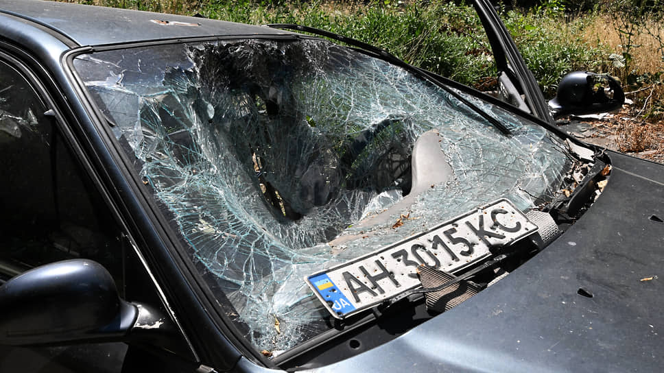 Автомобиль со следами обстрела на улице Мариуполя