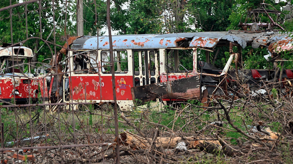 Разбитый во время боевых действий трамвай, Мариуполь