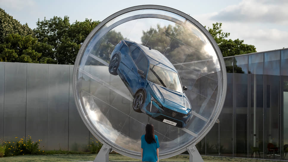 Инсталляция в виде вращающейся сферы с новым Peugeot 408, которая позволяет рассмотреть автомобиль со всех сторон, была установлена во французском музее Лувр-Ланс 4 августа