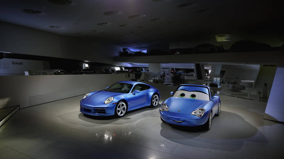 Дизайнеры марки Porsche совместно с творческими работниками студии Pixar, которые создавали анимационную франшизу «Тачки», креативным директором Джеем Уордом и художником-постановщиком Бобом Поли, построили уникальный спорткар на базе Porsche 992 (слева) по мотивам героини мультфильма, Салли Карреры (справа)