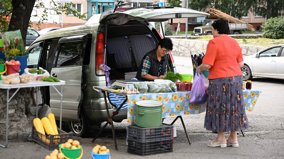 Уличная торговля овощами в  Горно-Алтайске