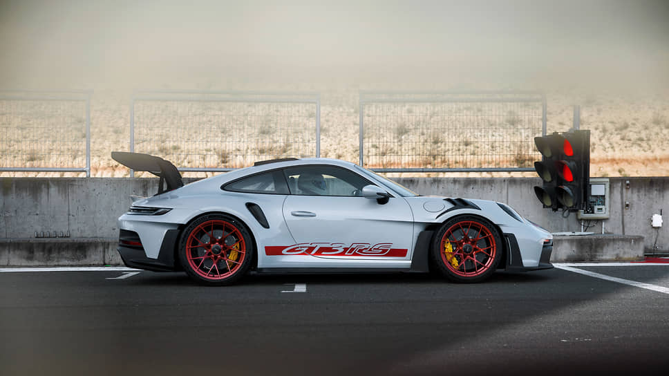 Марка Porsche представила новое поколение спорткара 911 GT3 RS, автомобиль будет стоить от 230 тыс. евро.