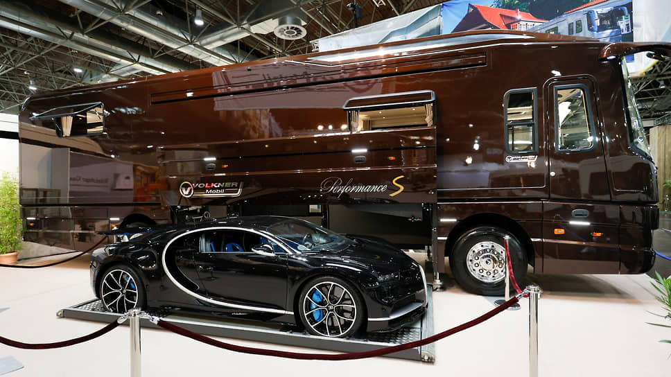 На выставке и правда были товары на любой вкус и кошелек. Для владельцев Bugatti Chiron автодом представила компания Volkner Mobil. Или даже не автодом, а автолайнер...
