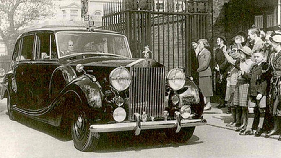 Принц Филипп стал первым заказчиком Phantom IV. Rolls-Royce прекратил выпуск больших и дорогих Phantom III в 1939 году и не собирался к ним возвращаться. Ставший в 1947 году мужем наследницы престола Филипп Маунтбеттен любил быстрые автомобили. Он проехал на экспериментальной модели Bentley — эта компания принадлежала Rolls-Royce c 1931 года, и захотел получить что-то подобное. В ноябре 1948 года Rolls-Royce получил официальный заказ. Для того, чтобы использовать автомобиль для формальных выездов, на фирме H. J. Mulliner заказали кузов типа лимузин, а поскольку герцог Эдинбургский планировал и сам садиться за руль, на машину поставили восьмицилиндровый двигатель объемом 5,7 л и особое переднее сиденье. Рост принца Филиппа был 1,83 м, то есть для того времени он был очень высоким человеком. Машина была доставлена заказчику в июне 1950 года. Сначала она была темно-зеленого цвета, и имела номерной знак, но после того, как Елизавета стала королевой, автомобиль перекрасили в королевское сочетание черного и бордового, и знак заменили на королевский герб на крыше