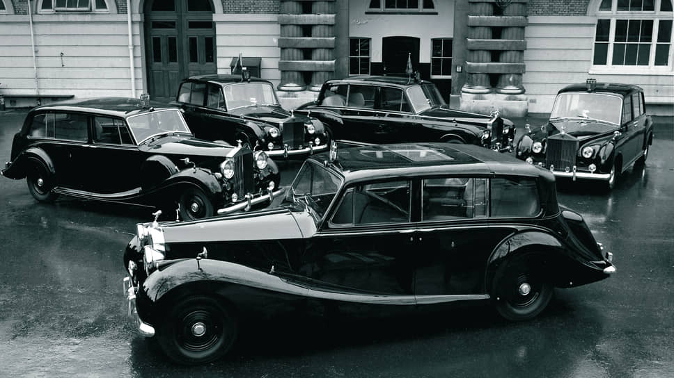 Пять Rolls-Royce Phantom разных поколений в Королевских конюшнях. На переднем плане — ландоле Phantom IV 1954 года, слева с запасными колесами в крыльях — первенец, лимузин 1950 года. Два Phantom V были заказаны одновременно, но один поставили в 1960, а второй в 1961 году. Phantom VI 1977 года в средине, у него  четыре фары вместо двух и задние двери открываются по ходу движения, как и передние, а не против. Королевские лимузины отличаются не только увеличенной высотой крыши, но и тем, что ее задняя часть прозрачная. Это своеобразная интерпретация кузова ландоле, у которого крыша открывается, чтобы поlданные могли видеть пассажиров