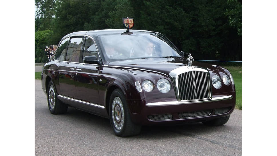 Автомобили монарха не имеют номерных знаков — их роль выполняет герб на крыше. Еще один признак — маскот, фигурка на капоте