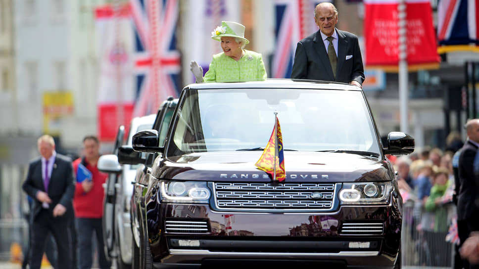 Королева Елизавета, ее муж герцог Эдинбургский Филипп и их Range Rover, 2015 год 