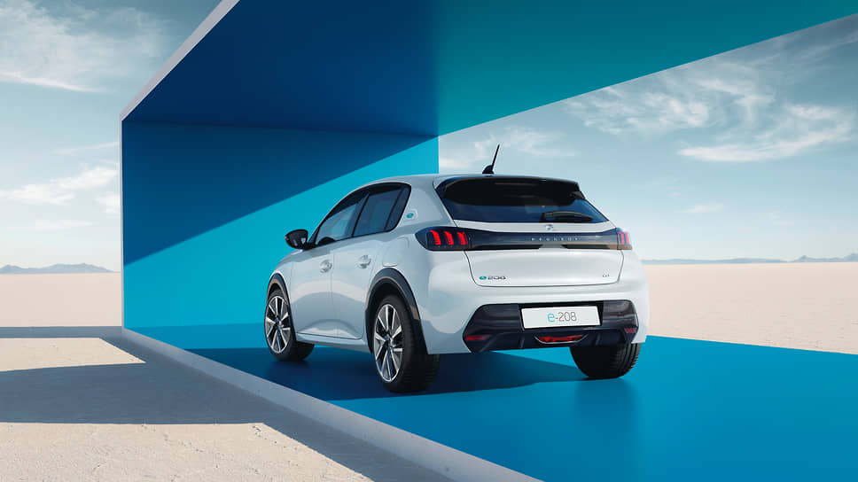 Бренд Peugeot презентовал новый e208, у которого по сравнению с предыдущим поколением электромобиля на 15 процентов больше мощности и на 10,5 процента больше запас хода