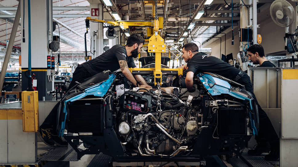 Компания Lamborghini прекращает производство модели Aventador. Родстер LP 780-4 Ultimae в специальном голубом цвете стал последним автомобилем Lamborghini с атмосферным двигателем V12