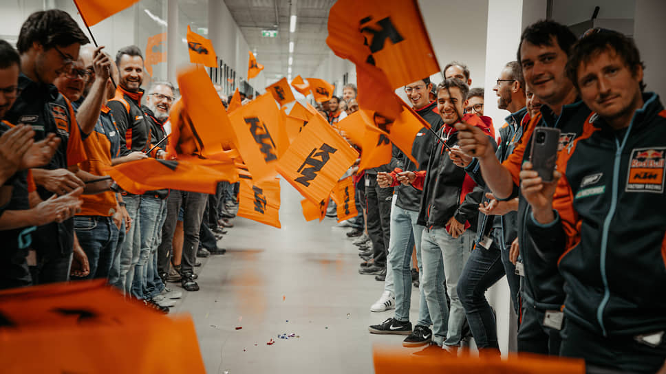 Работники фабрики KTM в австрийском городе Мундерфинг приветствуют французского мотогонщика Тома Виалле, который второй раз стал чемпионом мира по мотокроссу в классе MX2 в составе команды Red Bull KTM 