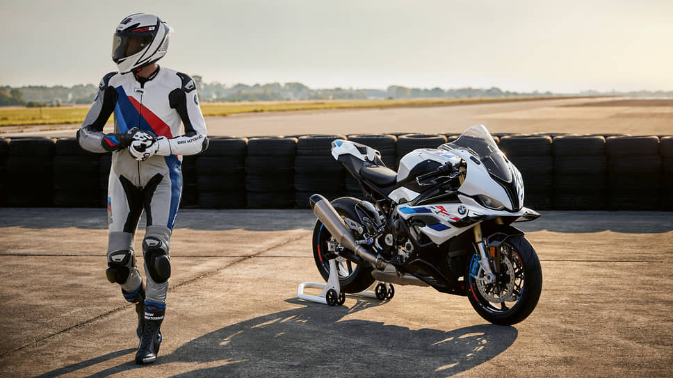 Подразделение BMW Motorrad представило новое поколение супербайка S 1000 RR с переработанной рамой, измененной подвеской и более мощным двигателем