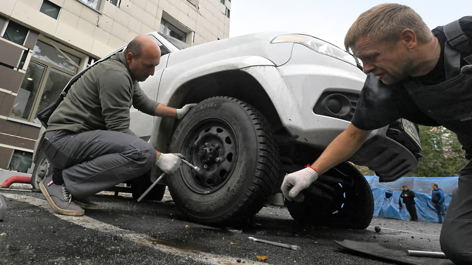 Замена колес у автомобиля на парковке гостиницы Park Inn by Radisson Donetsk, пострадавшей в результате обстрела центра Донецка