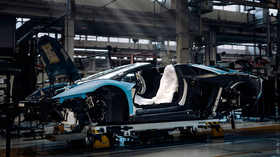 В августе 2018 года на Monterey Car Week был представлен Aventador SVJ. Его переработанный двигатель выдавал 770 л.с., максимальный крутящий момент составлял 720 Нм при 6750 об/мин, активная аэродинамическая система ALA вместе с новым поколением системы контроля динамики LDVA 2.0 позволила увеличить прижимную силу на 40 процентов по сравнению с предыдущей моделью SV