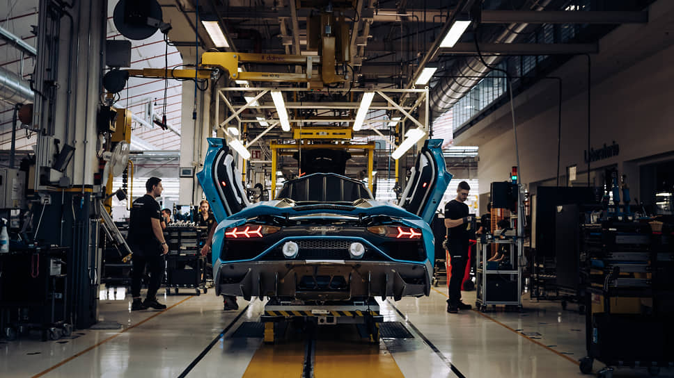 О том, что Lamborghini перестанет выпускать автомобили с атмосферным двигателем V12, было объявлено в июле 2021 года