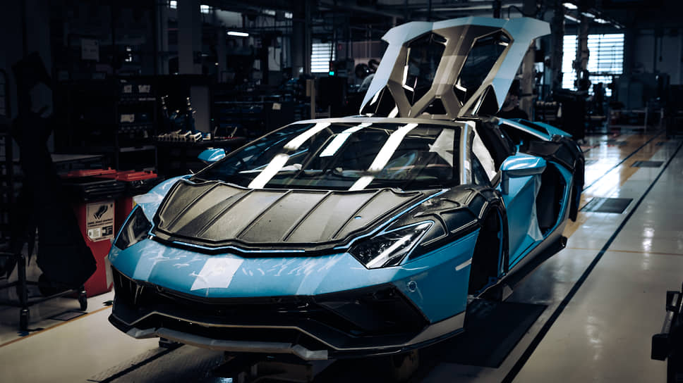 85 процентов автомобилей Aventador были созданы по программе персонализации Ad Personam, в рамках этой программы разработали более 200 уникальных цветов кузова и отделки салона