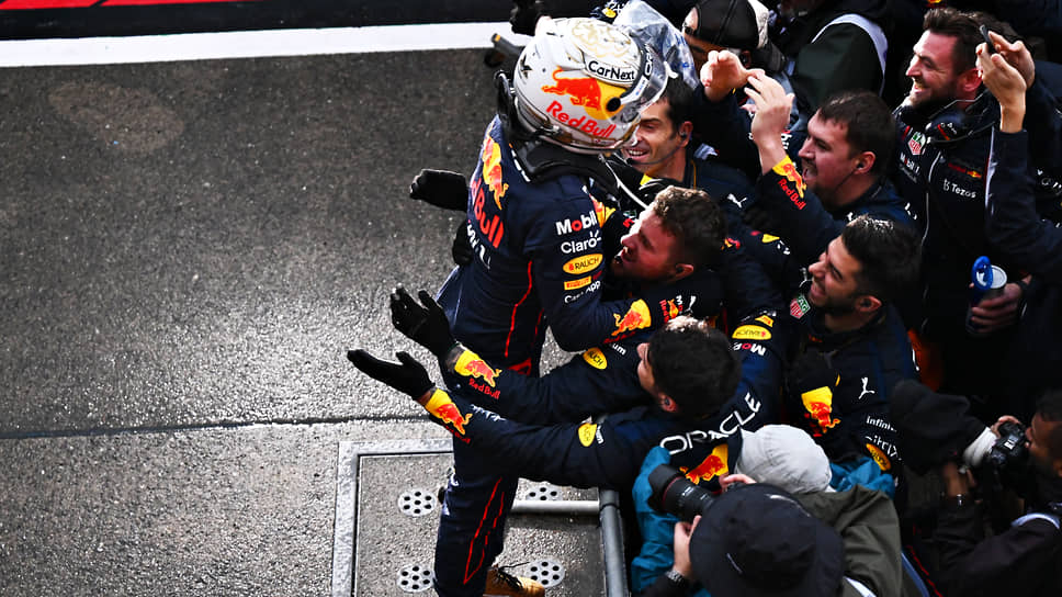Победитель гонки и чемпион мира Формулы 1 этого года Макс Ферстаппен и его команда Oracle Red Bull Racing празднуют победу после окончания Гран-при Японии на гоночной трассе Сузука