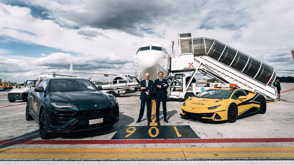 Компания Lamborghini расширила свое партнерство с аэропортом Болоньи. В пассажирском терминале открыт полноценный бутик марки, Huracan EVO, который сопровождает самолеты на взлете и посадке с 2013 года, обновили окраску, а также компания предоставила аэропорту внедорожник Urus для VIP-шаттла. На фото: Назарено Вентола, генеральный директор аэропорта Болоньи, и Стефан Винкельманн, главный исполнительный директор Automobili Lamborghini