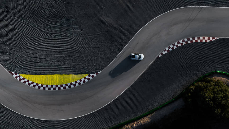 Спустя двенадцать лет после премьеры первого R8 GT компания Audi Sport представила вторую версию этого суперкара. Новый Audi R8 Coupe V10 GT RWD оснащен 5,2-литровым атмосферным двигателем V10, мощность которого составляет 620 л.с., что делает новинку самым мощным заднеприводным автомобилем в истории Audi 