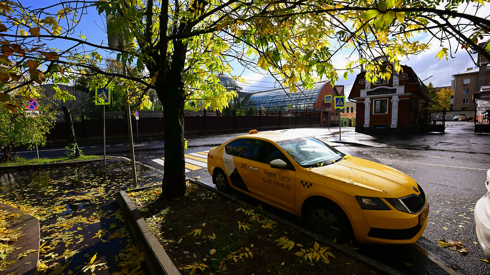 Припаркованный автомобиль такси в Москве
