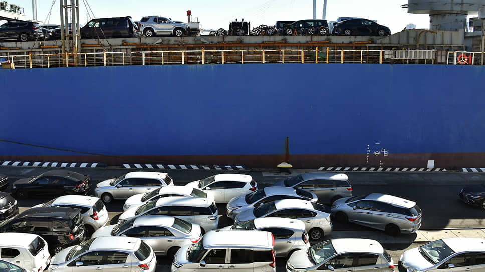 Автомобили в таможенной зоне морского порта Владивостока