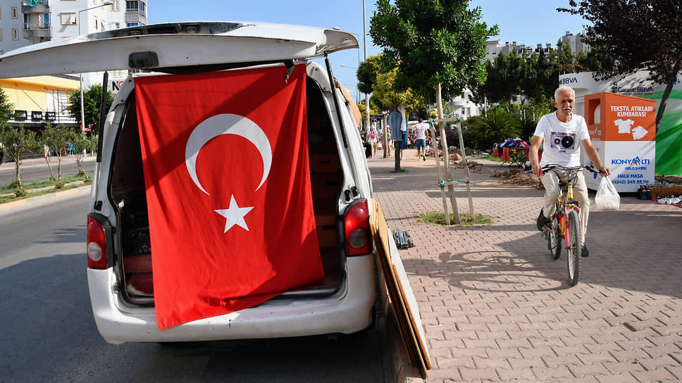 Турецкий флаг в багажнике автомобиля, Анталия