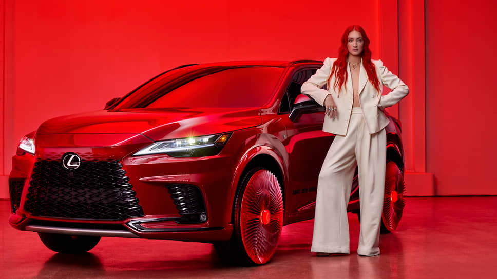Бренд Lexus представил особую версию кроссовера RX под названием Ruby Red Rims, созданную в сотрудничестве с дизайнером одежды Харрисом Ридом, по замыслу которого этот автомобиль вдохновляет водителей свернуть с проторенного пути