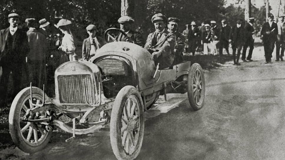 Александр Коловрат в 1908 году за рулем Laurin &amp; Klement типа F во время участия в соревновании по подъему на холм во французском Гайоне, где гонщик одержал победу
