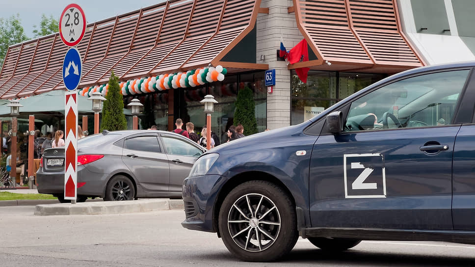 Автомобиль со знаком Z на дверце водителя в Москве, июнь 2022 года