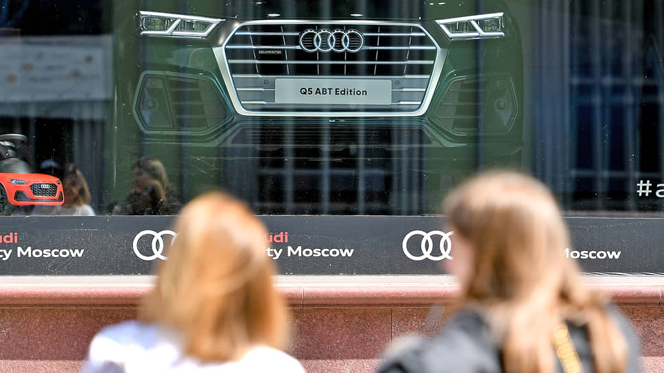 Автомобиль Audi в витрине автосалона, июнь 2020 года