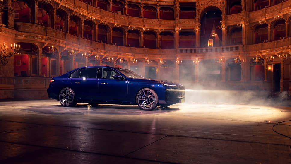 По случаю презентации нового BMW i7 в Венгрии в Оперном театре Будапешта была проведена специальная фотосессия роскошного электрического лимузина