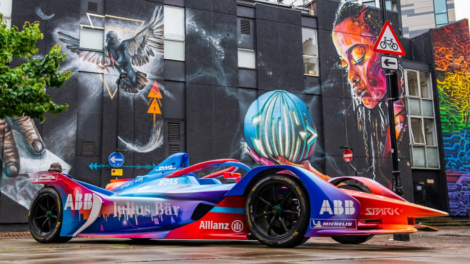 Май 2022. Гоночный автомобиль Formula E в оформлении уличного художника Mr Cenz, выставленный в лондонском районе Шордич
