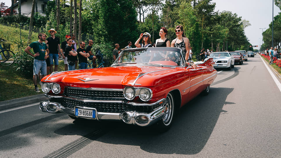 Июнь 2022. Автомобильный парад в рамках Фестиваля американской автомобильной культуры в Линьяно-Саббьядоро на итальянском Адриатическом побережье