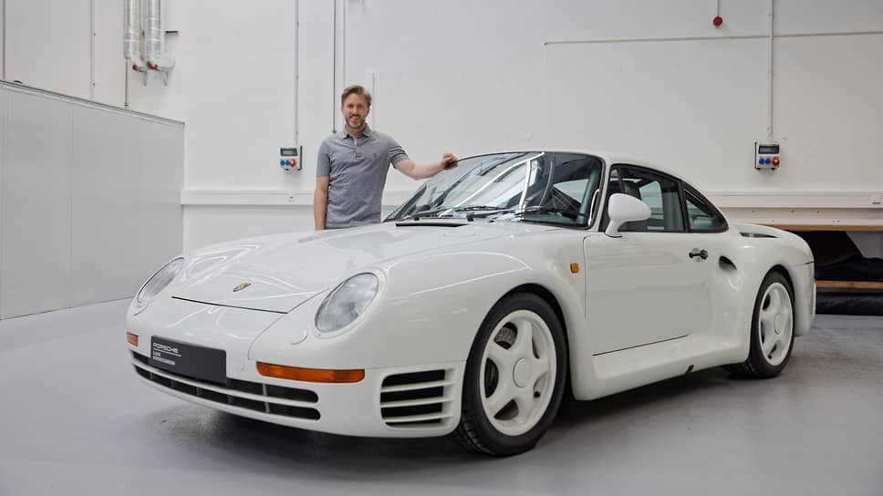 Июль 2022. Бывший гонщик Формулы 1 Ник Хайдфельд и его недавно отреставрированный специалистами подразделения Porsche Classic спорткар Porsche 959 S